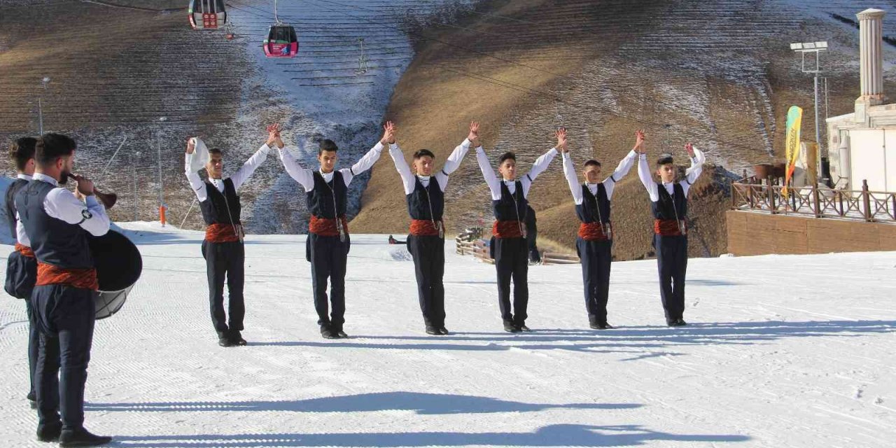 Palandöken’de turistler hem kaydı hem de bar ekibinin gösterilerini izledi