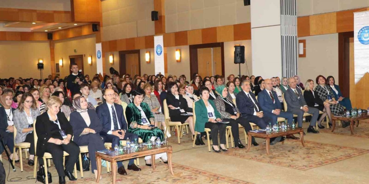 Türk dünyasında “Sosyal Hayat ve Çalışma Hayatında Kadın” Kurultayının Sonuç Bildirgesi Açıklandı