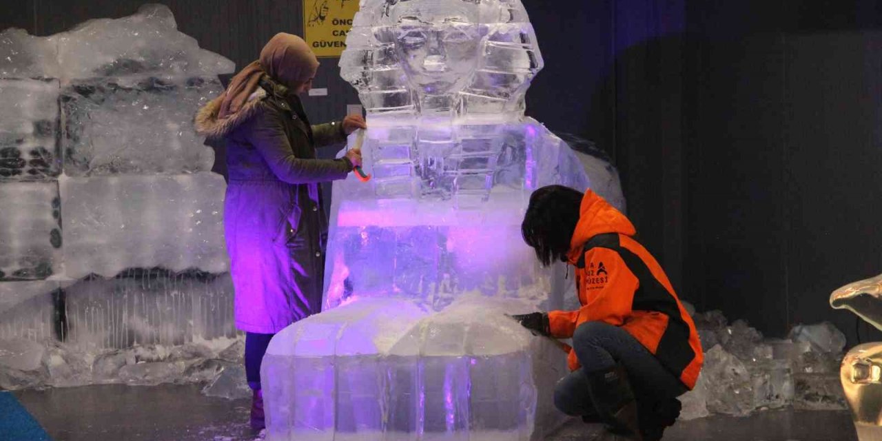 Buzu yontarak heykel yapıyorlar