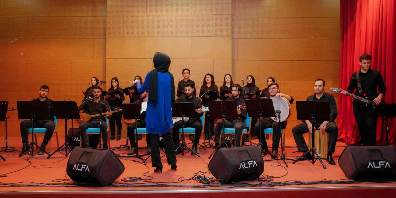 Halkın üniversitesinde halk ezgileri yankılandı