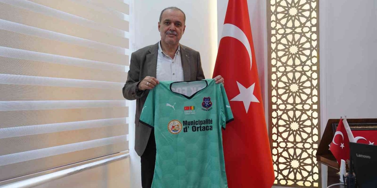 Ortaca Belediye Başkanı Uzundemir’den Afrikalı futbolculara forma hediyesi