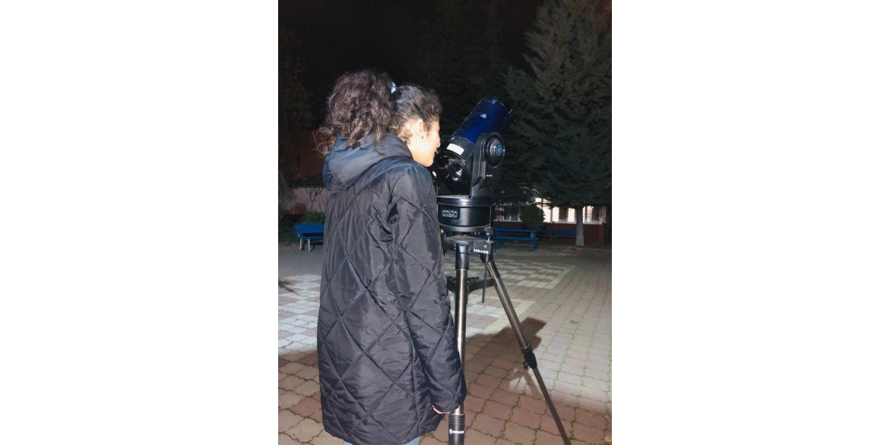 Teleskopla ayı ilk kez izleyen öğrenciler büyük heyecan yaşadı