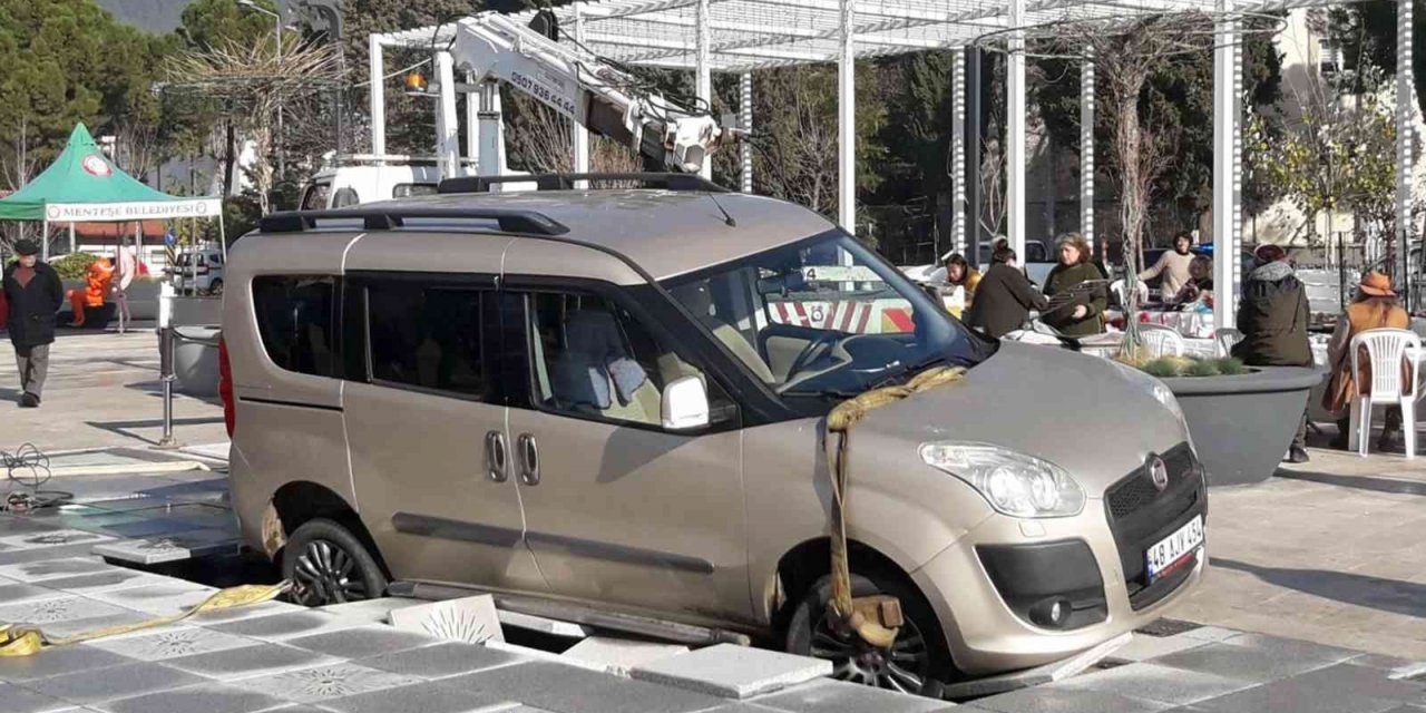 Araç su fıskiye alanını çökertti, mahsur kaldı