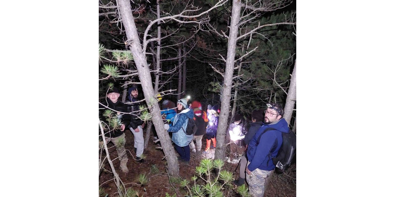 Doğa tutkunları 2022’yi 10 kilometrelik gece yürüyüşüyle noktaladı