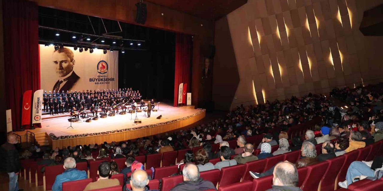 Denizli’de yılın son konserinde gönüller fethedildi