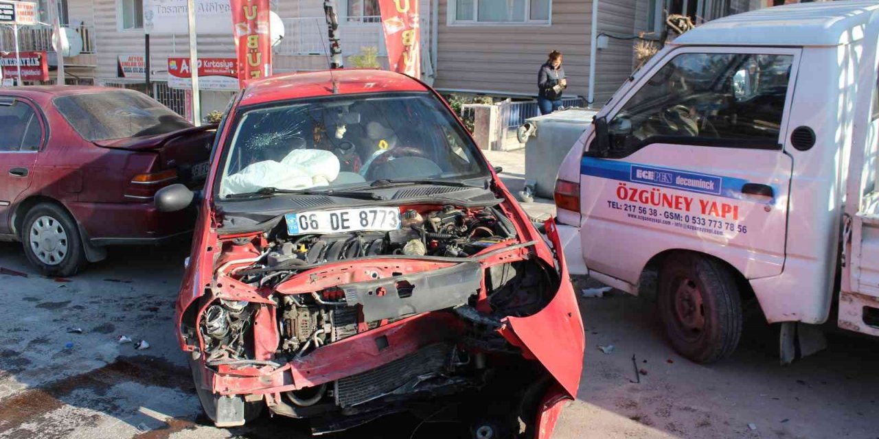 Kontrolden çıkan otomobil park halindeki 3 araca çarparak durabildi