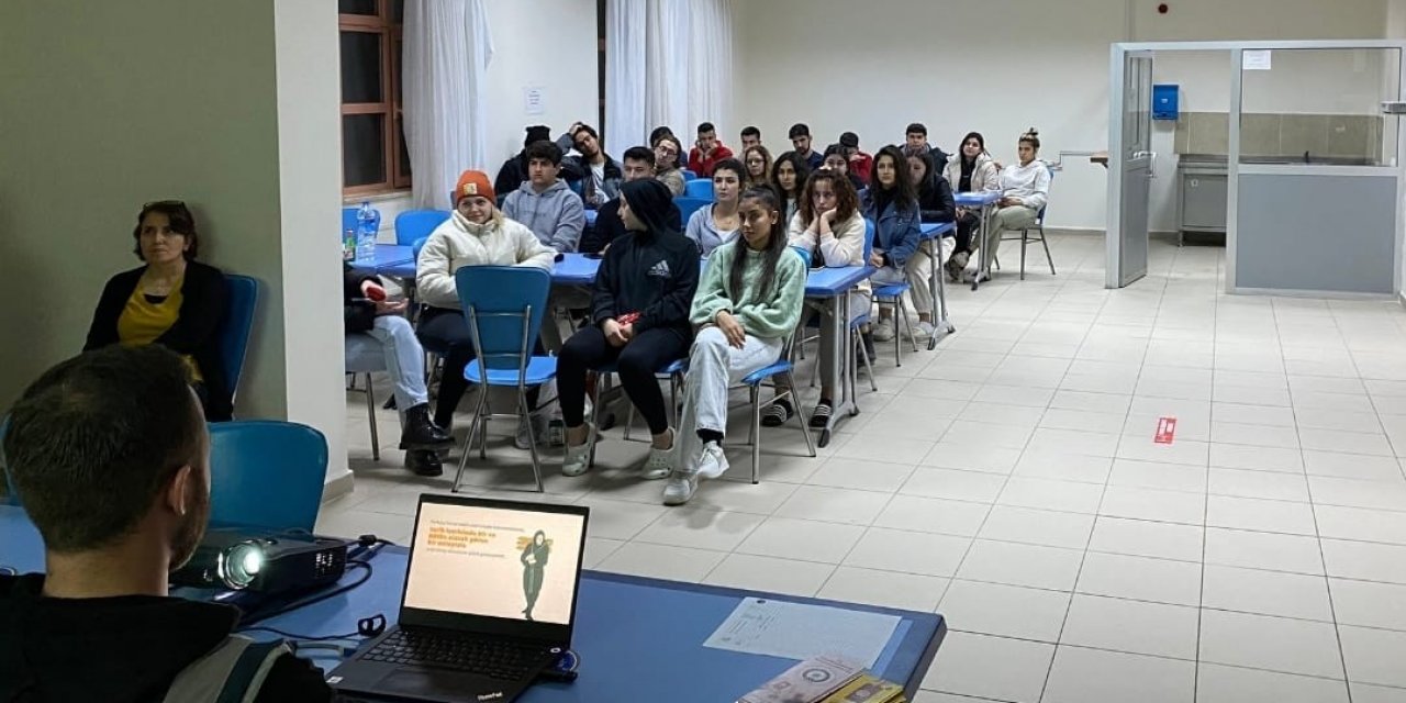Kadın öğrencilere KADES anlatıldı