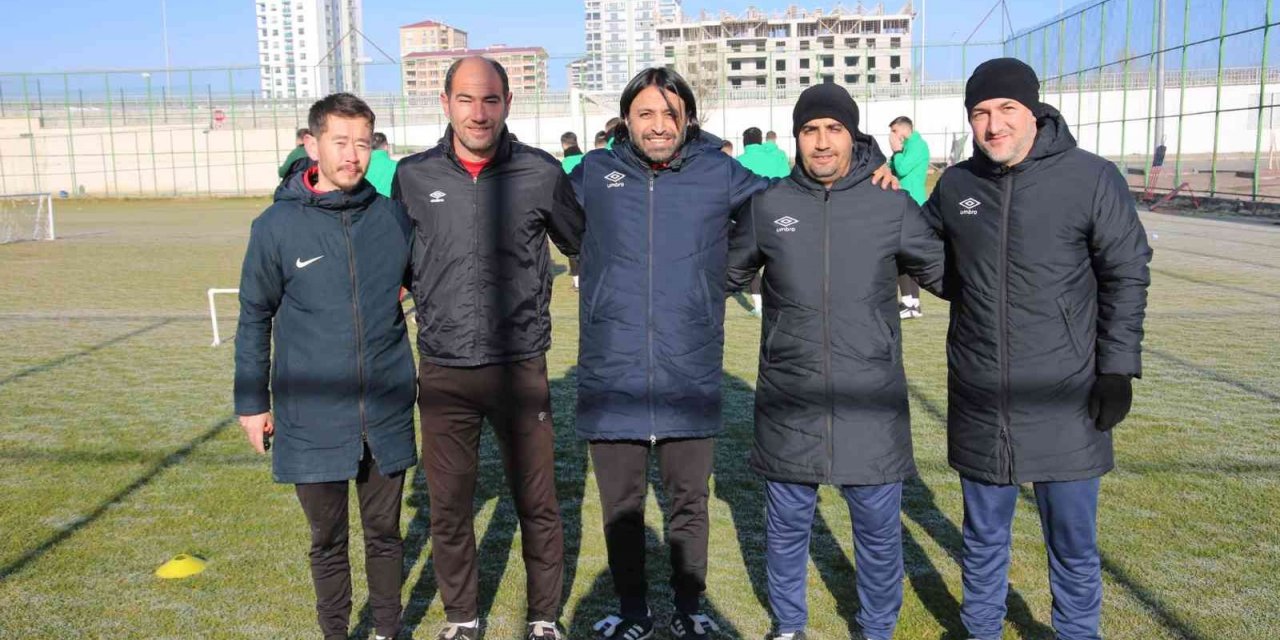 Sivas Belediyespor’un yeni teknik direktörü Hayrettin Yerlikaya ilk idmanına çıktı