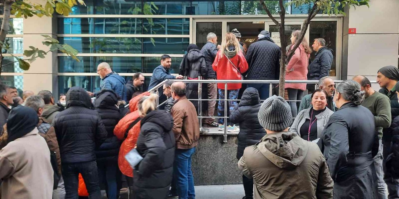 İstanbul’da vatandaşlar SGK önlerinde beklemeye devam ediyor