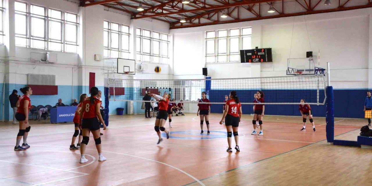 Voleybol turnuvasında yarı finalistler belli oldu
