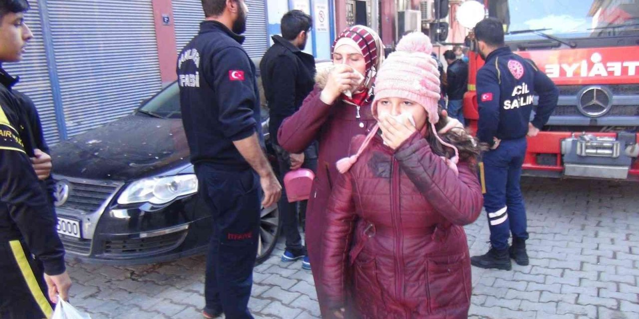 Alev ve dumanlar arasında kalan 7 kişiyi ekipler kurtardı