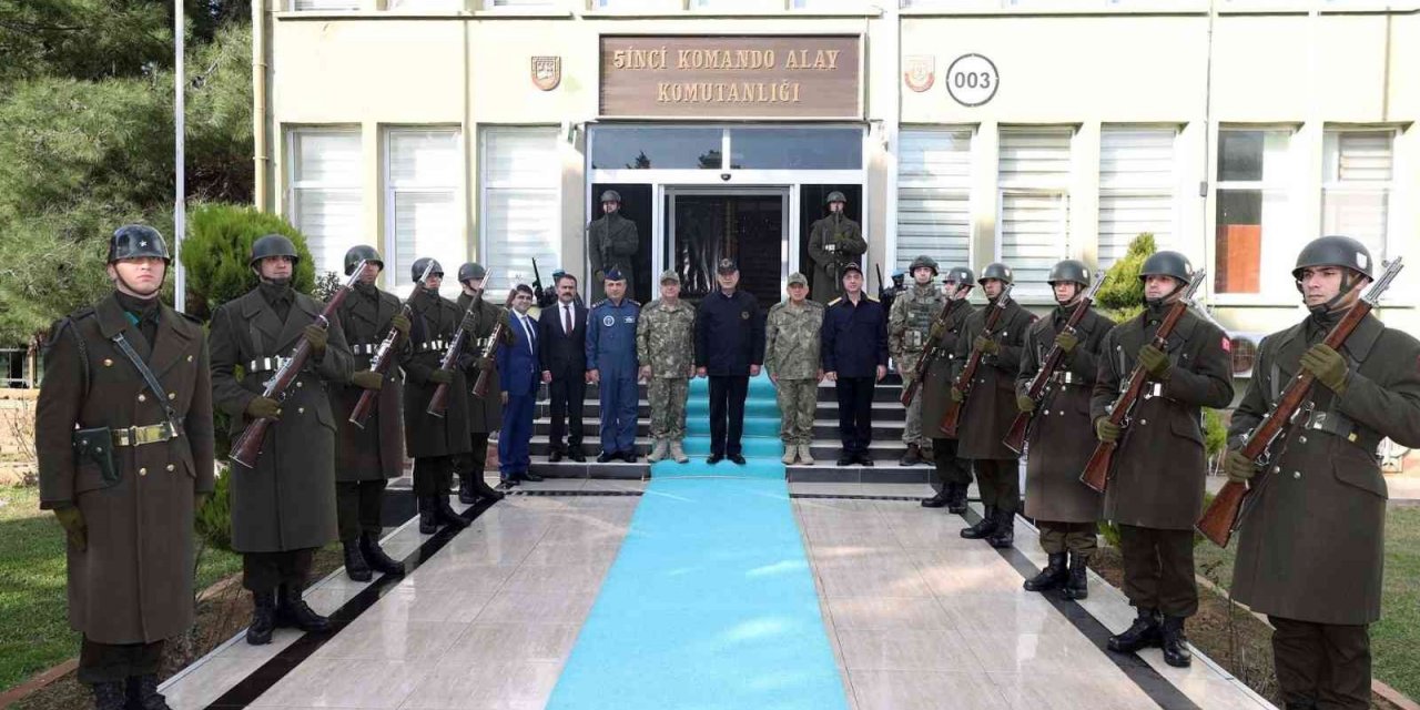 Bakan Akar ve TSK komuta kademesinden “Rüzgar Alayı”na ziyaret