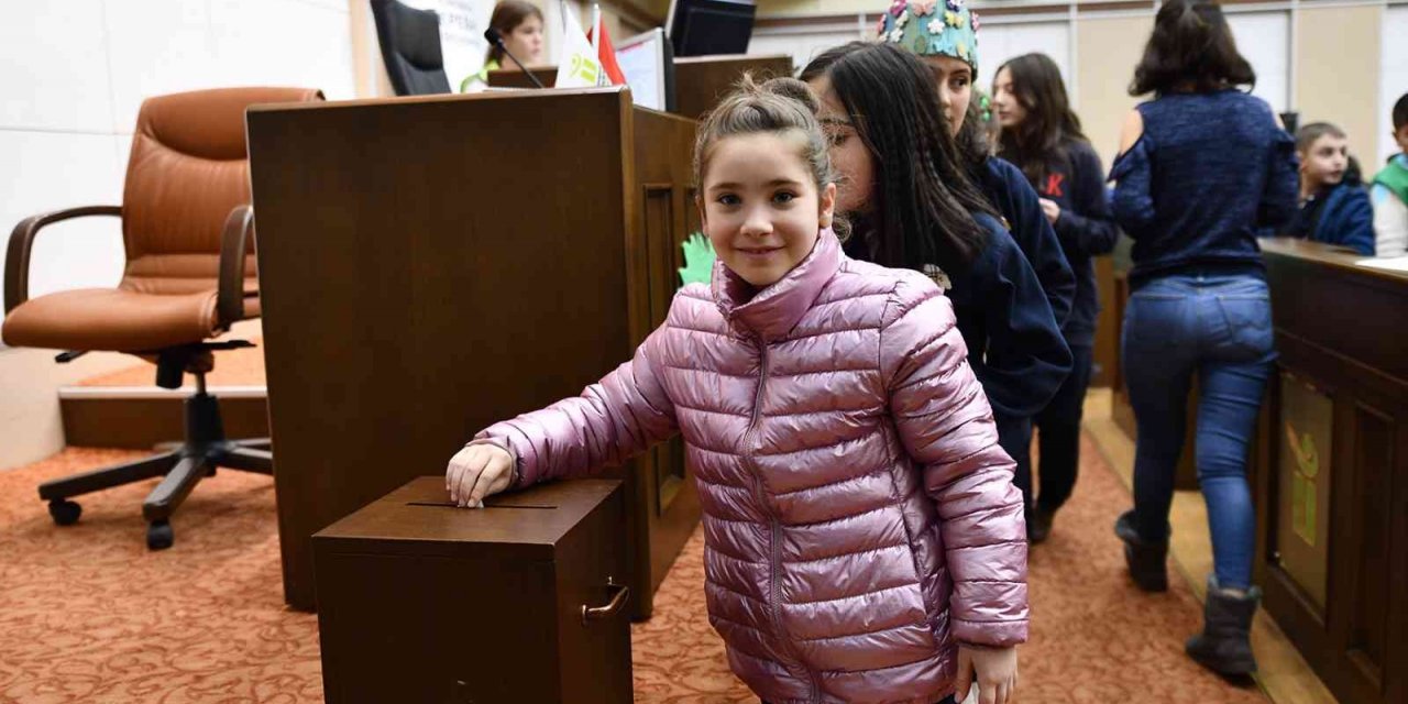 Eko-Okullar “Çevre Çocuk Meclisi” başkanını seçti