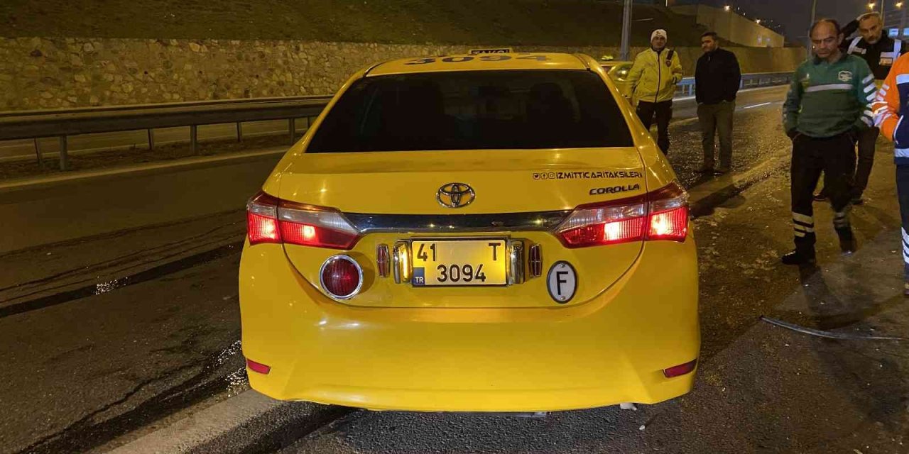 Pendik’te ehliyetsiz sürücü önce ticari taksiye ardından bariyerlere çarptı: 1 yaralı