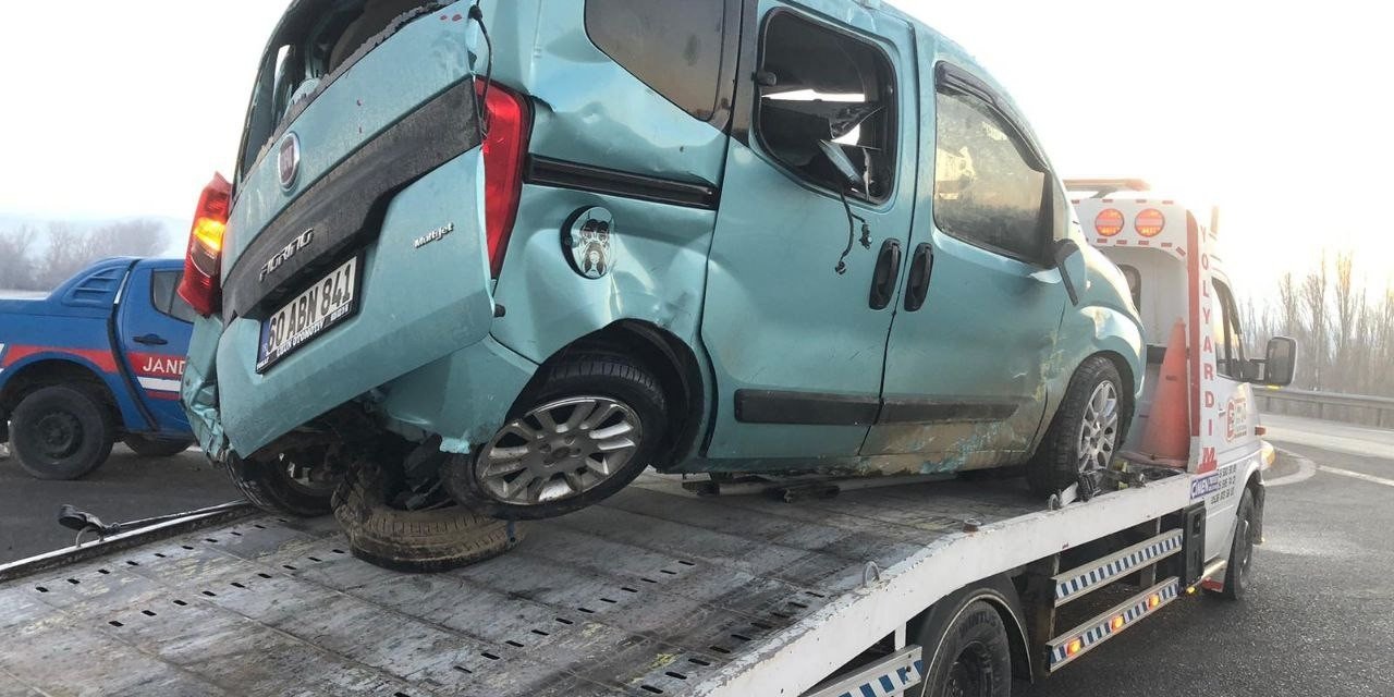 Hayvan yüklü kamyonet ile hafif ticari araç çarpıştı: 5 yaralı