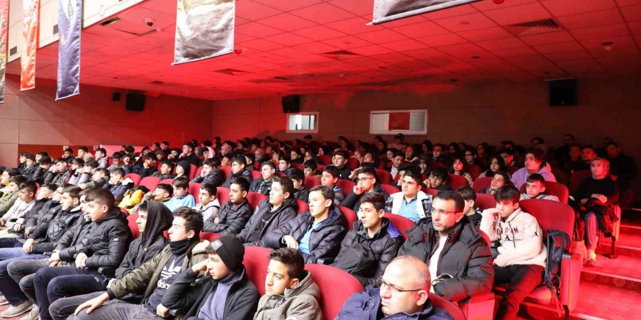 Develi’de 3 gün boyunca 2 bin öğrenciye ‘Çanakkale Ruhu’ konferansı verildi