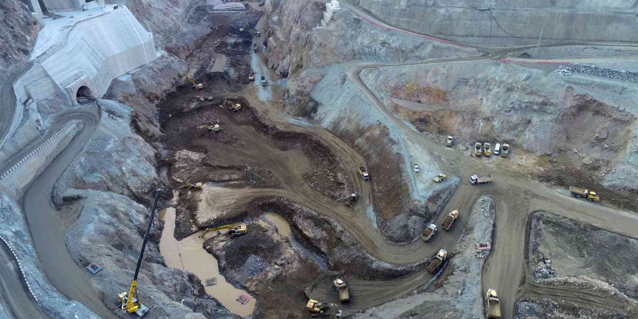 Su tutmaya başlayan Yusufeli Barajı’nın gövdesinin diğer tarafında çalışmalar devam ediyor