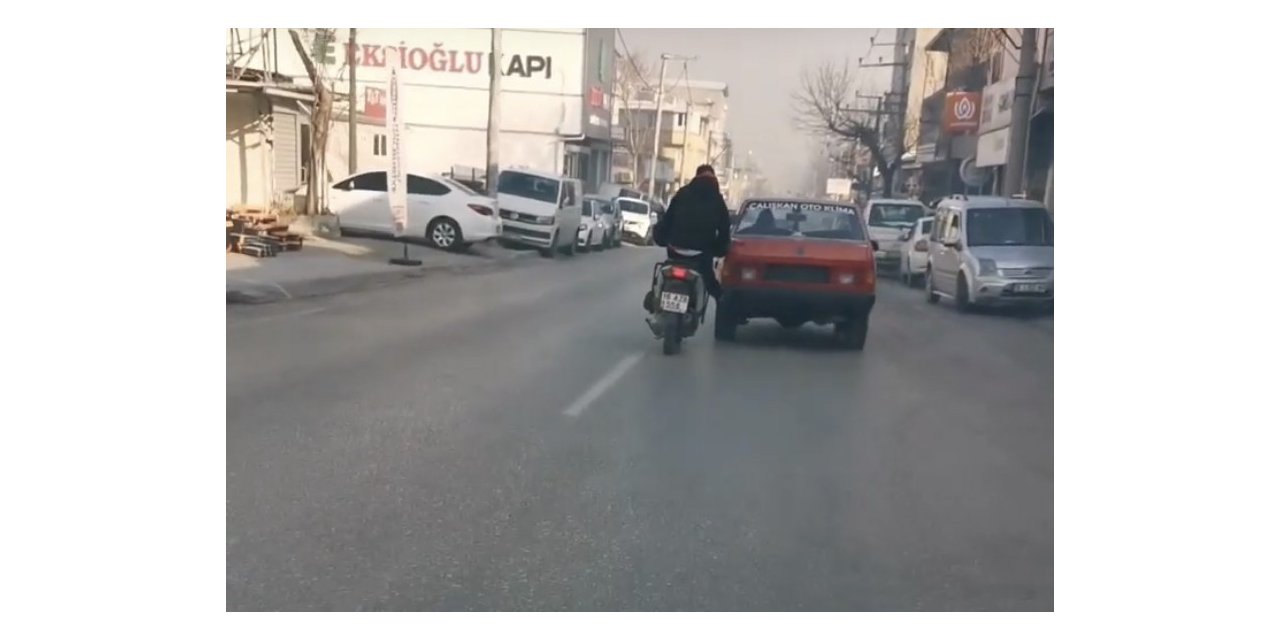 Bozulan otomobili motosiklet ile itti