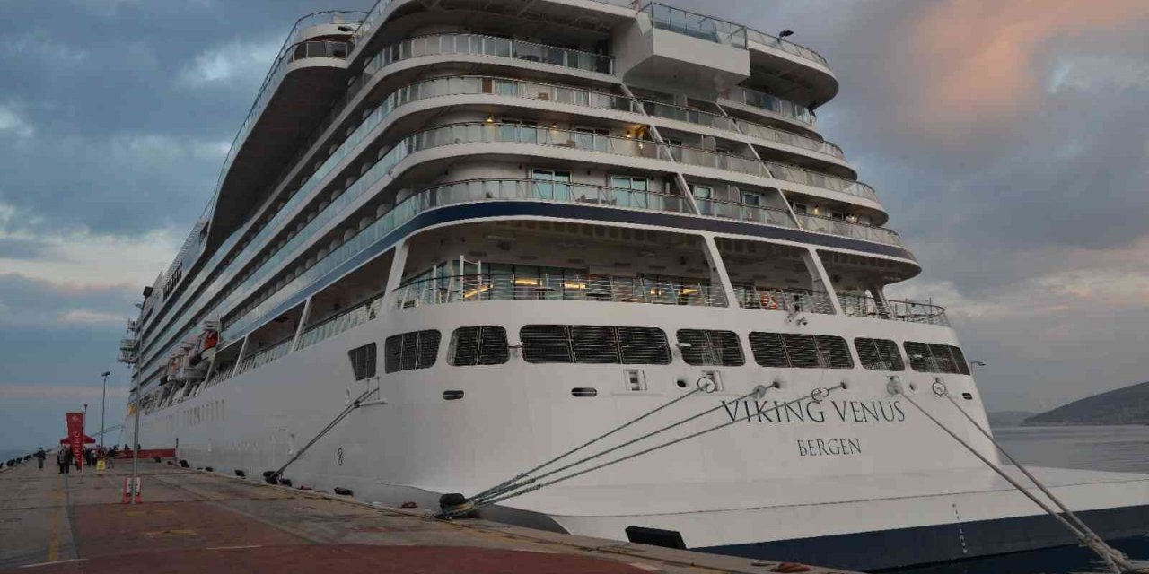 Kuşadası’na sezonun son kruvaziyer gemisiyle 680 yolcu geldi