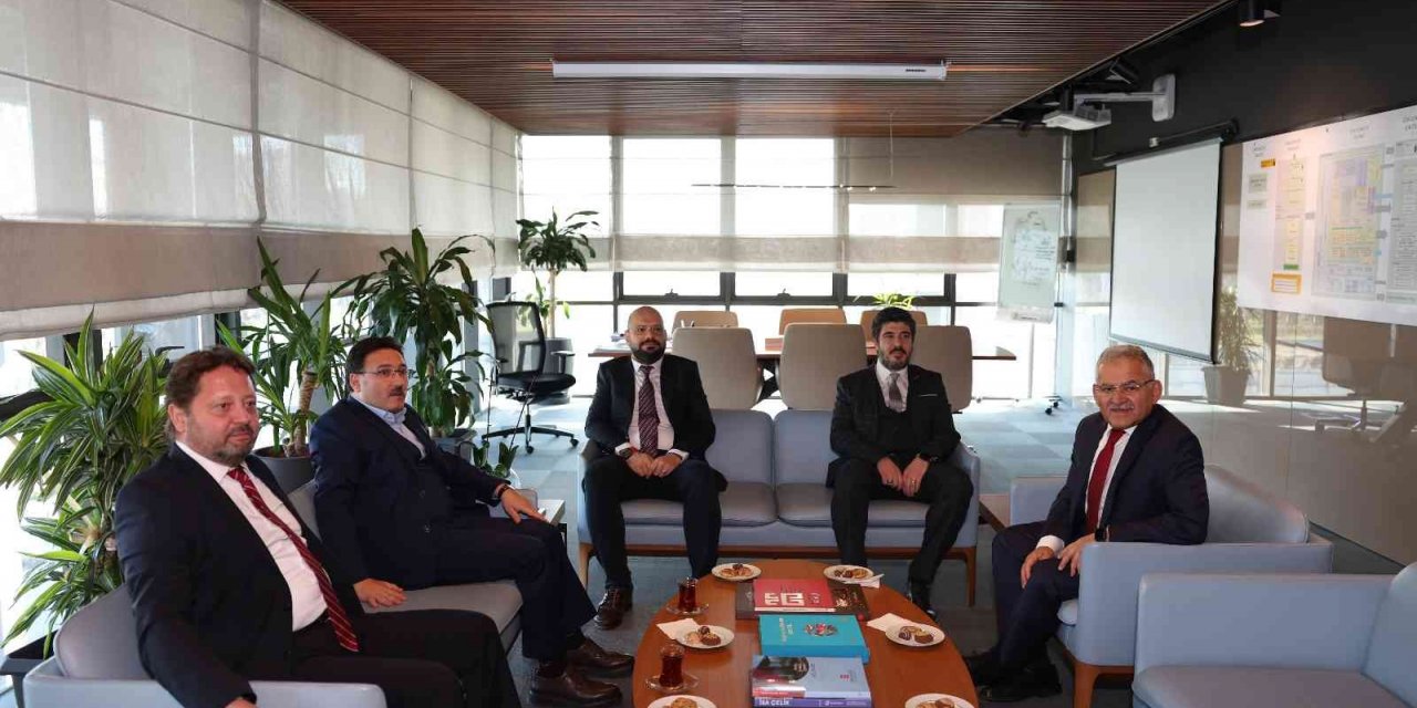 Başkan Büyükkılıç ile Vali Çiçek, AGÜ’de Teknofest gençliğiyle buluştu