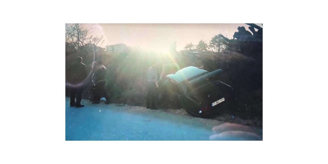 Ehliyetsiz sürücünün kullandığı araç yoldan çıktı, 3 kişi yaralandı