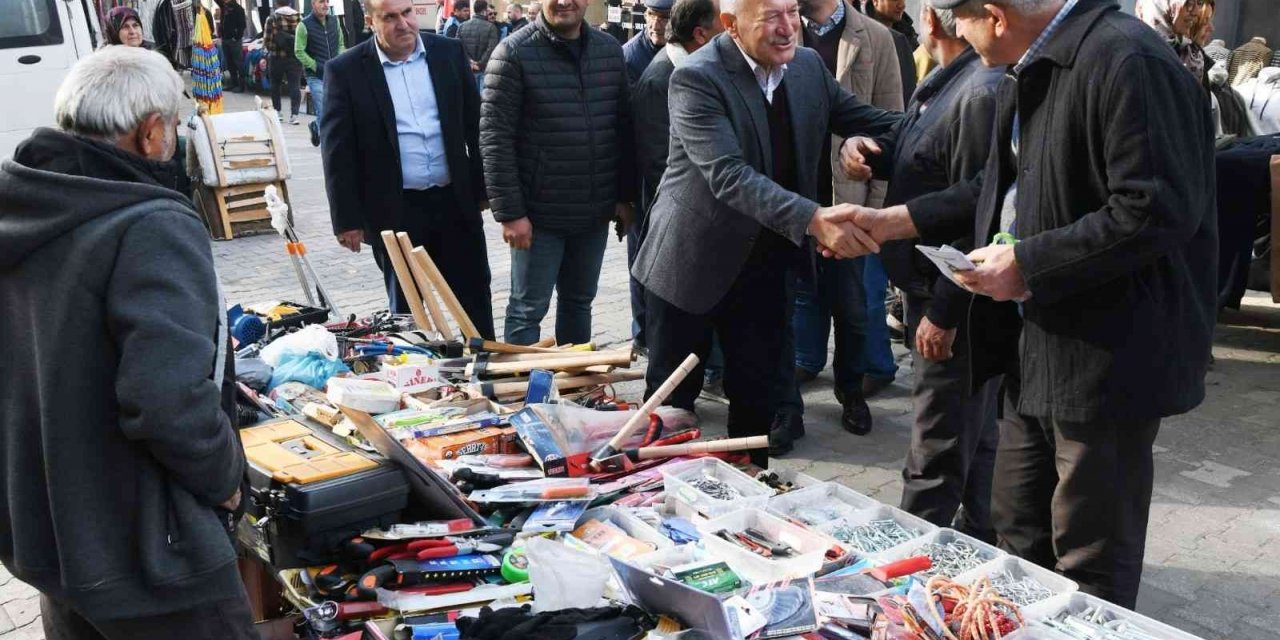Başkan Yılmaz, pazarcı esnafı ve vatandaşların yeni yılını kutladı