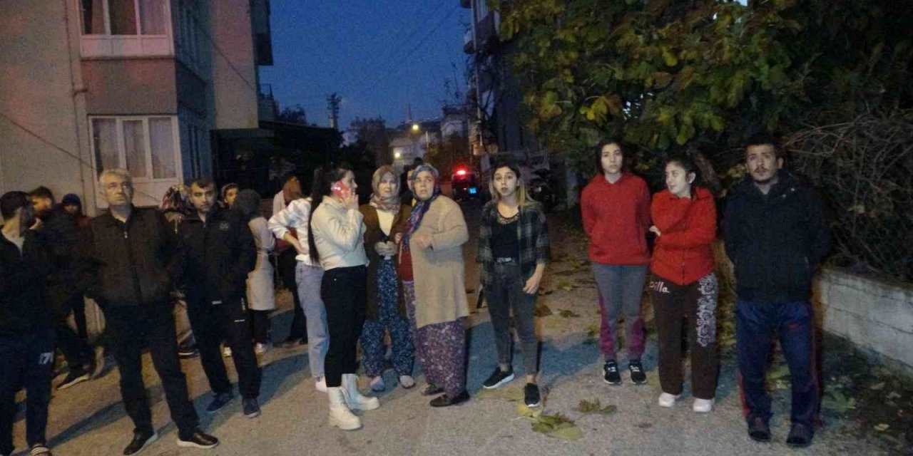 Evin 3’üncü katı alev topuna döndü, mahalleli sokağa döküldü