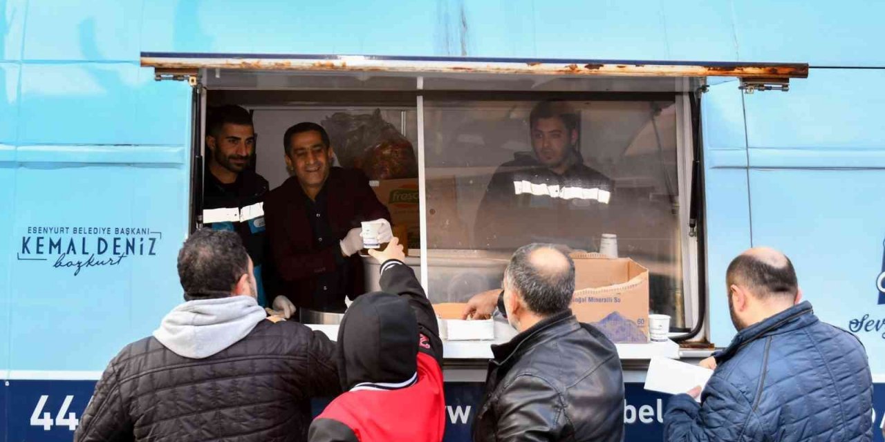Esenyurt Belediyesi ikramlarıyla EYT sırasında bekleyenlerin içini ısıttı
