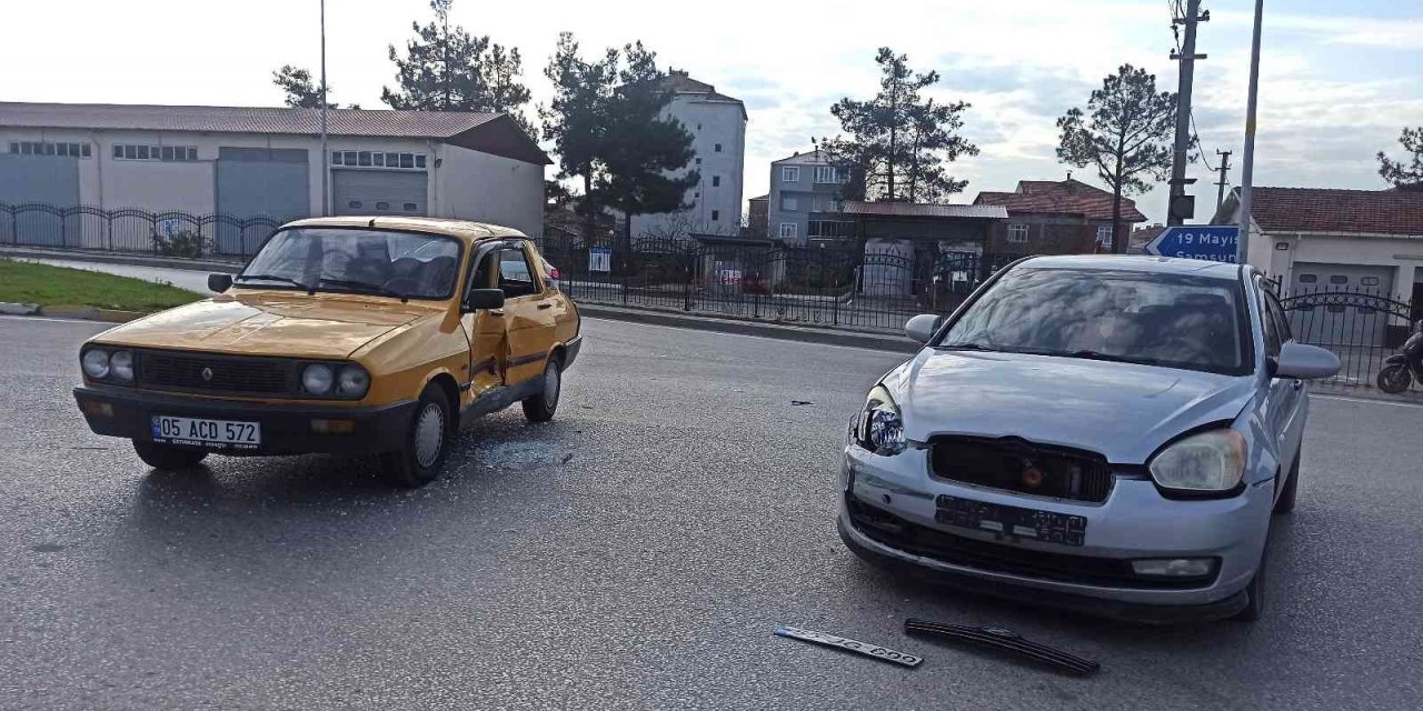 Kavşakta kaza: 1 yaralı