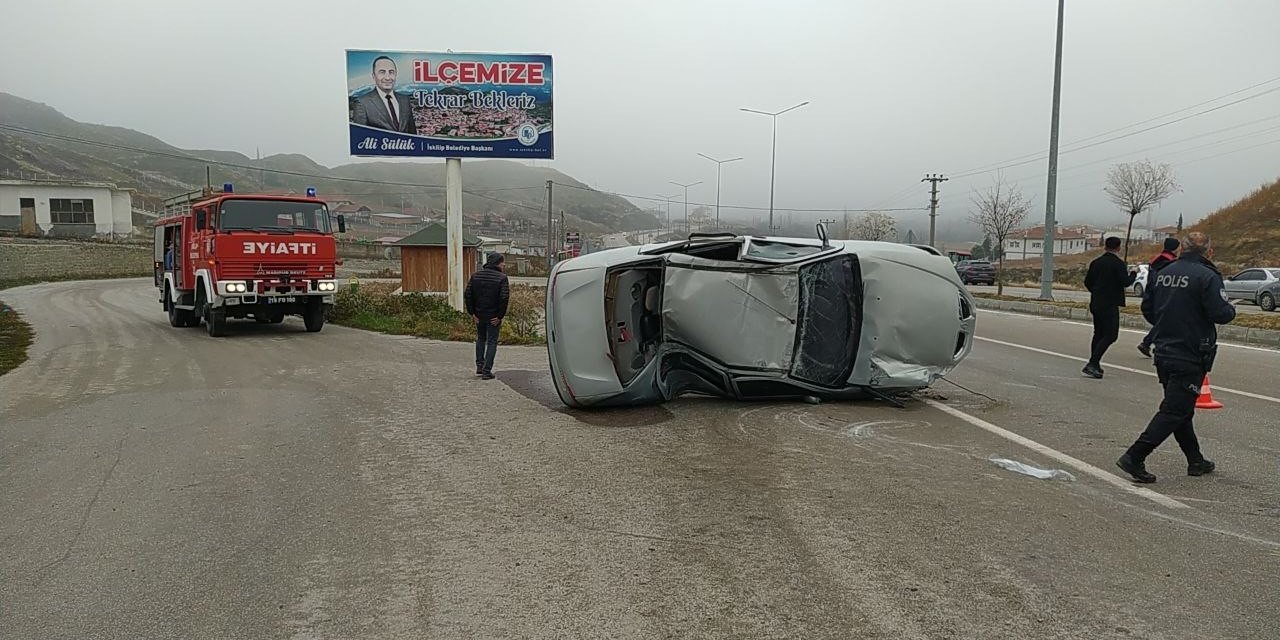 Kontrolden çıkan otomobil aydınlatma direğine çarparak devrildi: 1 yaralı
