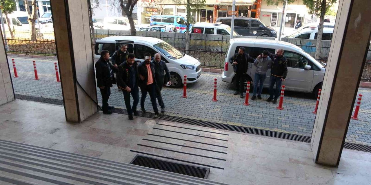 Malatya’da 2 kişiyi öldüren zanlı adliye sevk edildi