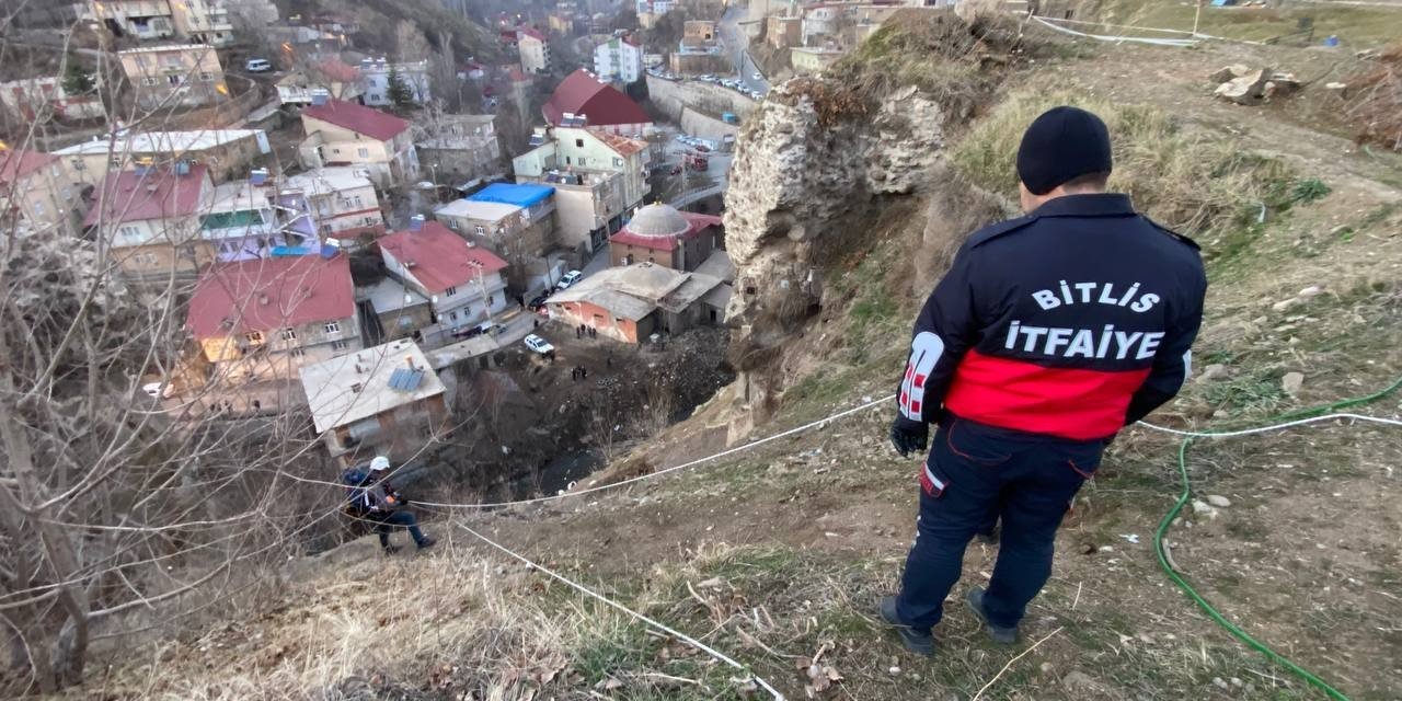 Bitlis Kalesi’ne tırmanmak isterken mahsur kalan genç ekipler tarafından kurtarıldı