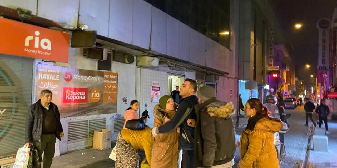 İki grup arasında çıkan kavgayı yoldan geçenler ayırdı