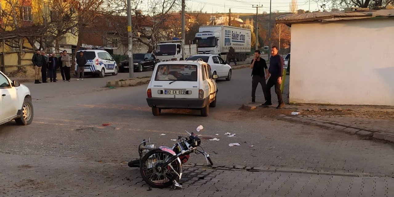 Motosiklet otomobile çarptı