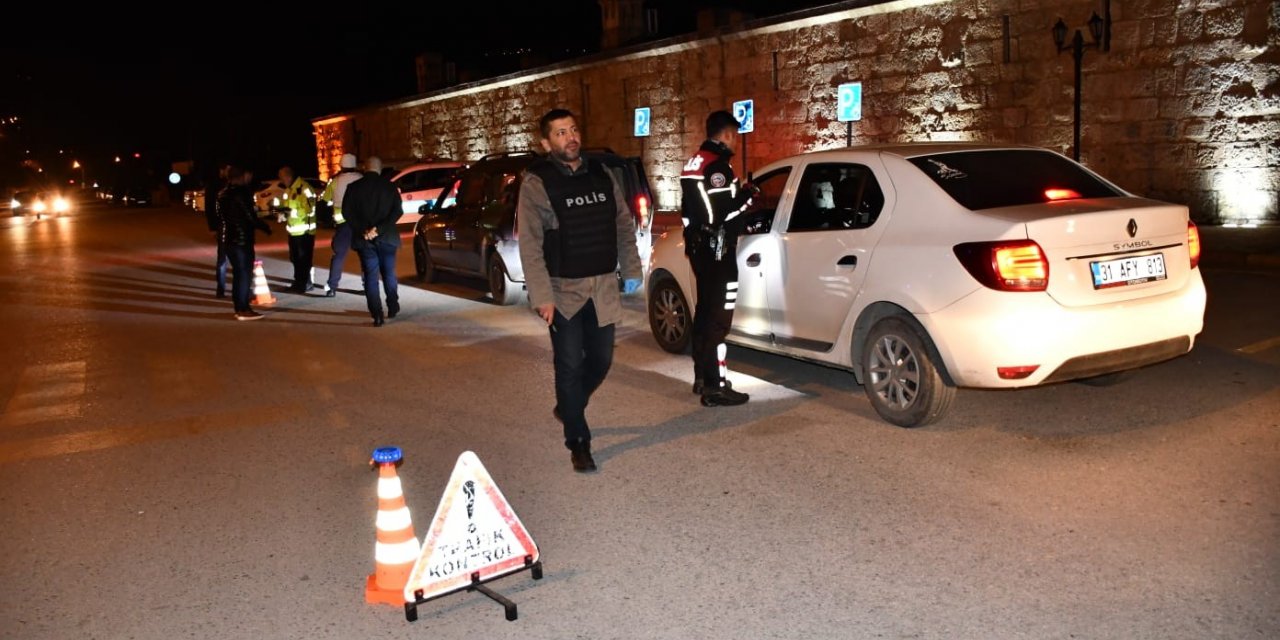 Hatay’da polislerden yeni yıl denetimlerinde sürücülere tatlı ikramı