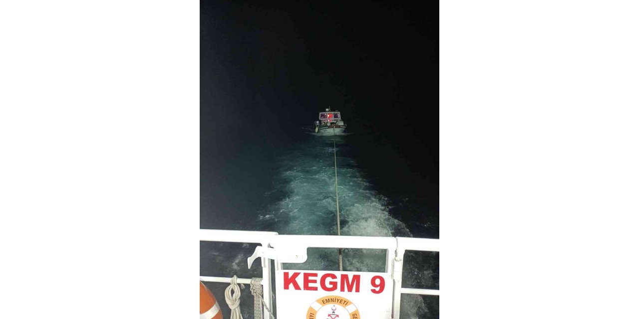 Çanakkale Boğazı’nda makine arızası yapan tekne kurtarıldı