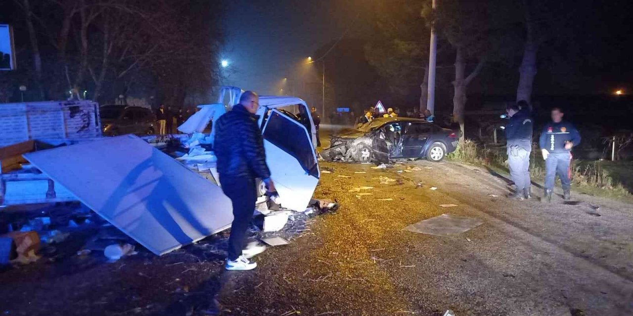 Manisa’da yeni yılın ilk saatlerinde acı kaza: 1 ölü, 6 yaralı