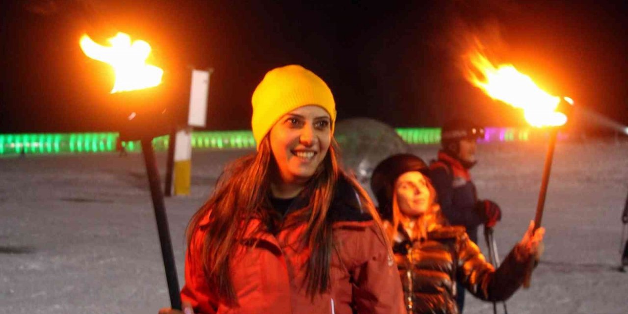 Erciyes’te turistler yeni yıla meşalelerle kayarak girdi