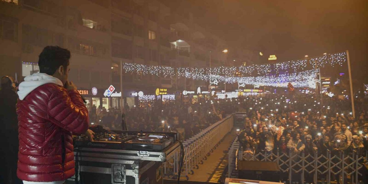 Kuşadası’nda sokak partisi ile yeni yıl coşkusu zirve yaptı