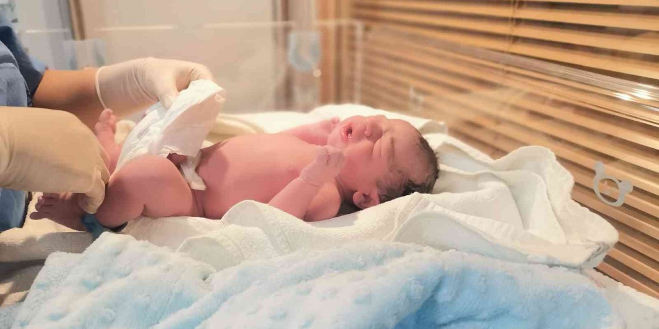 İzmir’de yeni yılın ilk bebeği Aras Bulut oldu