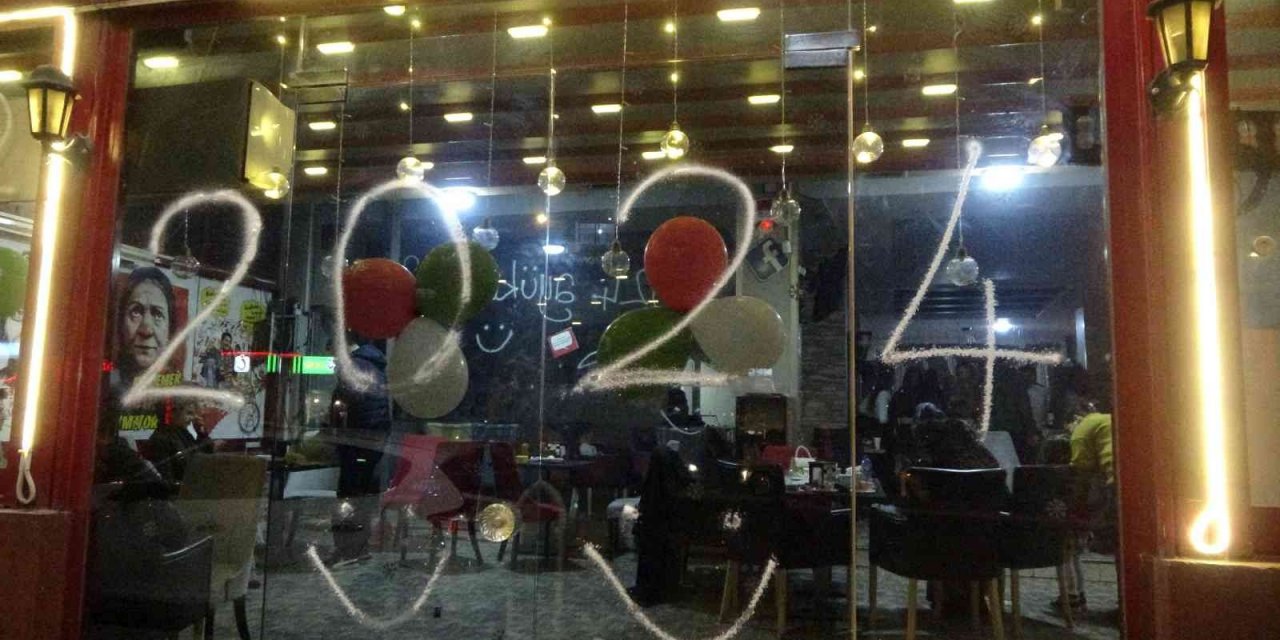 Adanalılar 2023 yılı yerine 2024 yılını kutladı