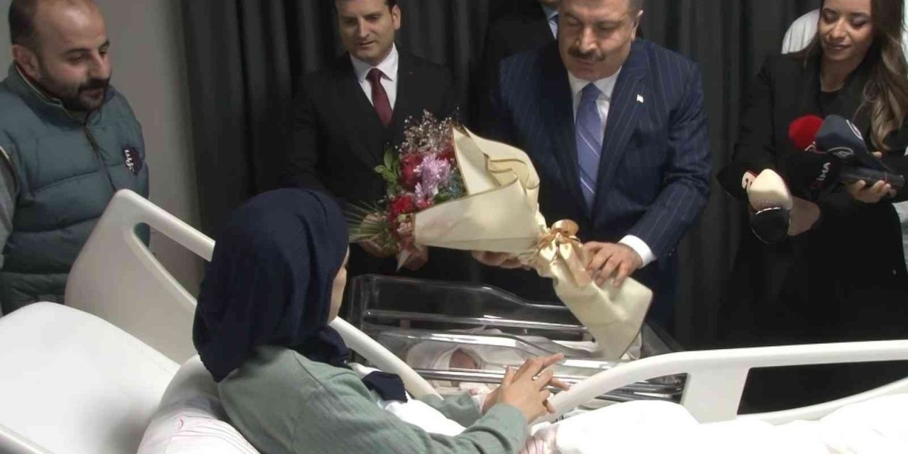 Sağlık Bakanı Fahrettin Koca yeni yılın ilk bebeklerinin ailelerini tebrik etti