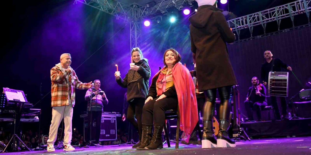 Kuşadası yeni yıla sokak partisiyle girdi