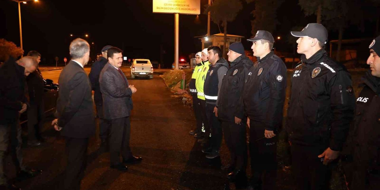Yılbaşı tedbirlerini yerinde denetleyen Vali Arslantaş, görev başındaki personelin yeni yılını kutladı