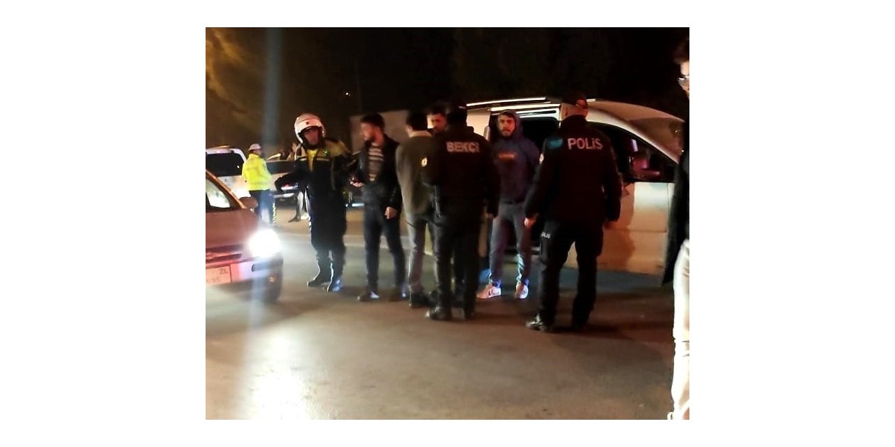 Kutlamanın dozunu kaçıran gençler birbirine girdi