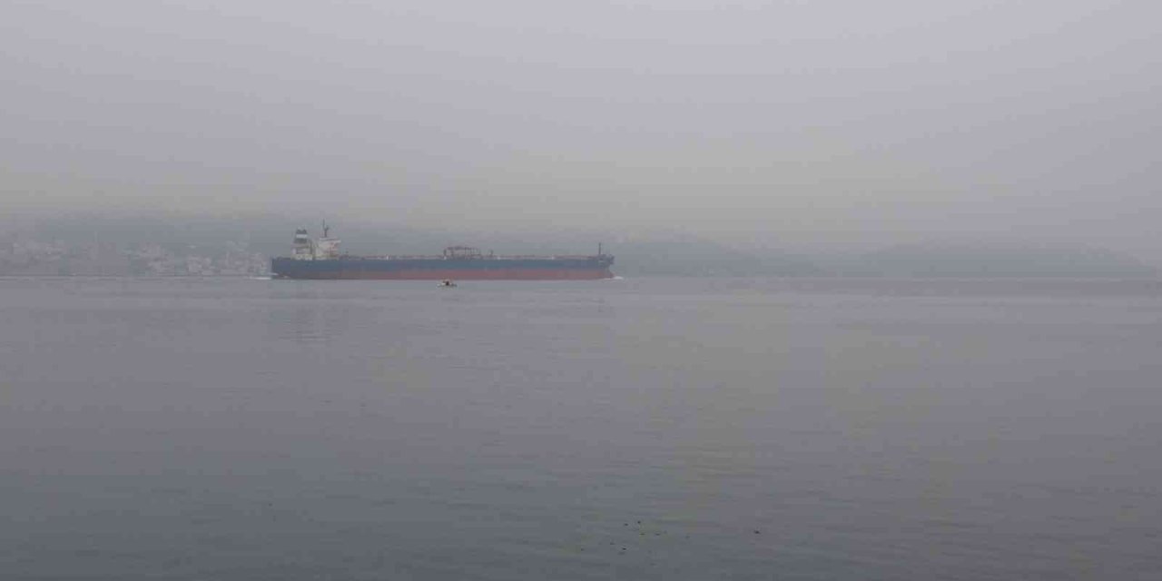 Sisin etkisini yitirmesiyle Çanakkale Boğazı transit gemi geçişlerine açıldı