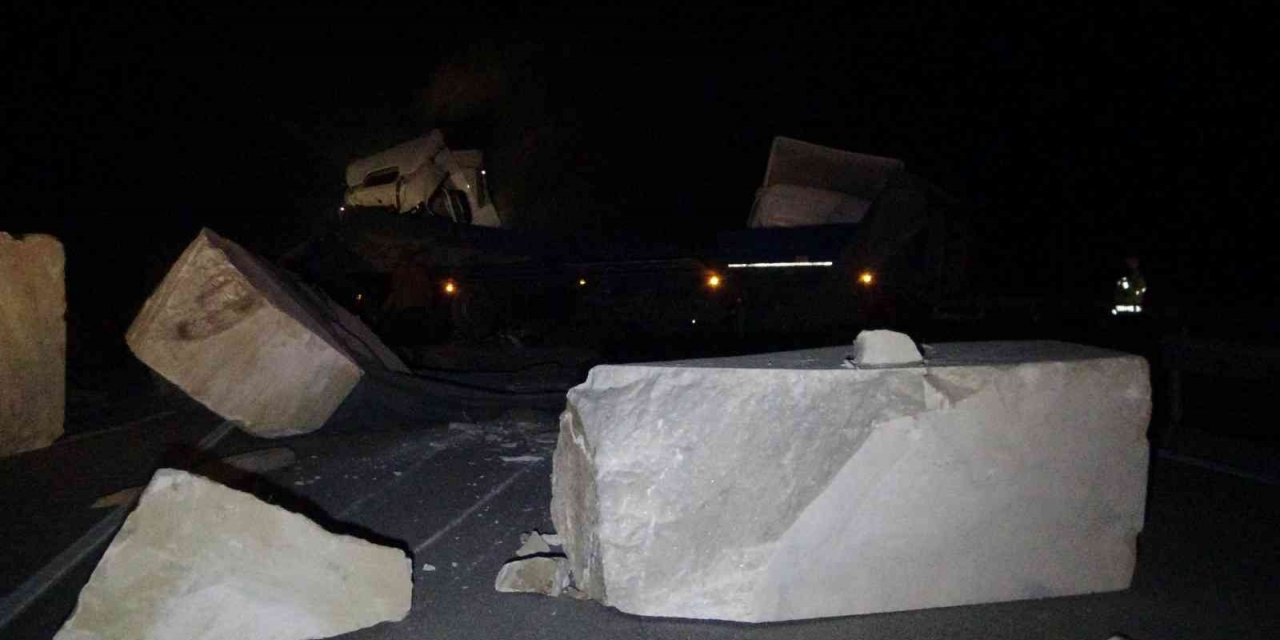 Domates yüklü tır, mermer yüklü tırla çarpıştı 4 kişi yaralandı