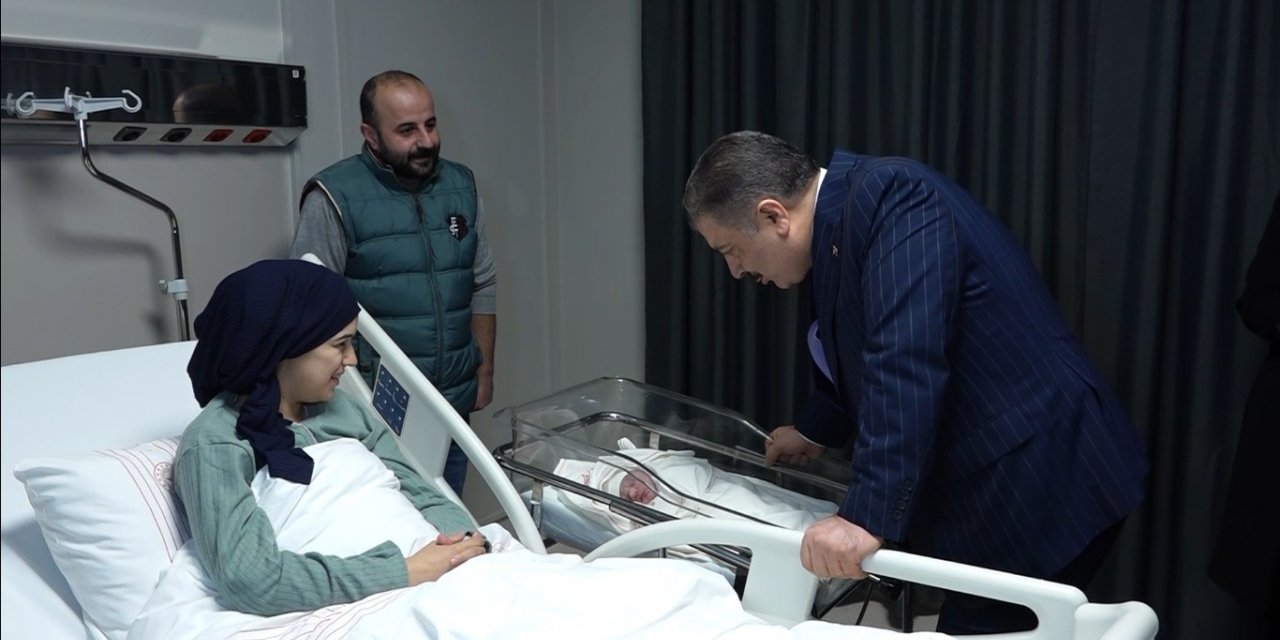 Sağlık Bakanı Koca yeni yılı 5 ayrı hastanede karşıladı