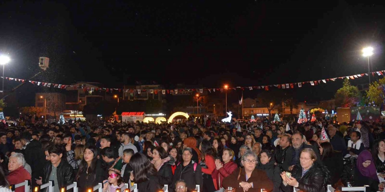 Didimliler yeni yılı Kent Meydanı’nda kutladı
