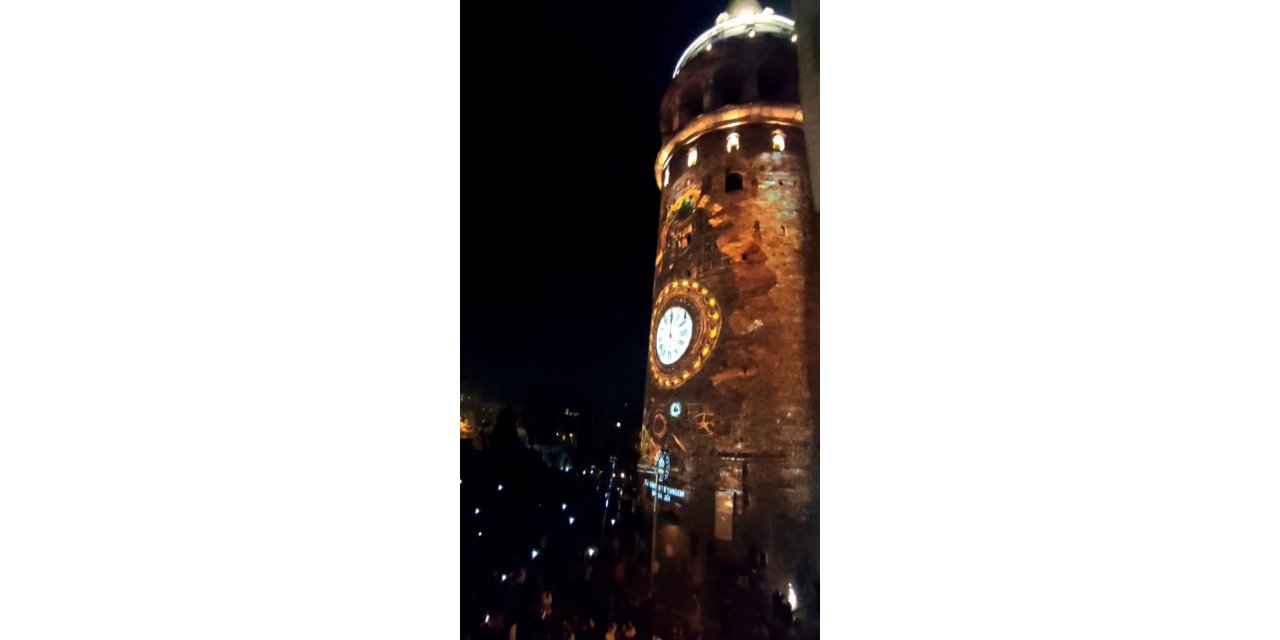 Galata’da yılbaşı coşkusu kameraya yansıdı